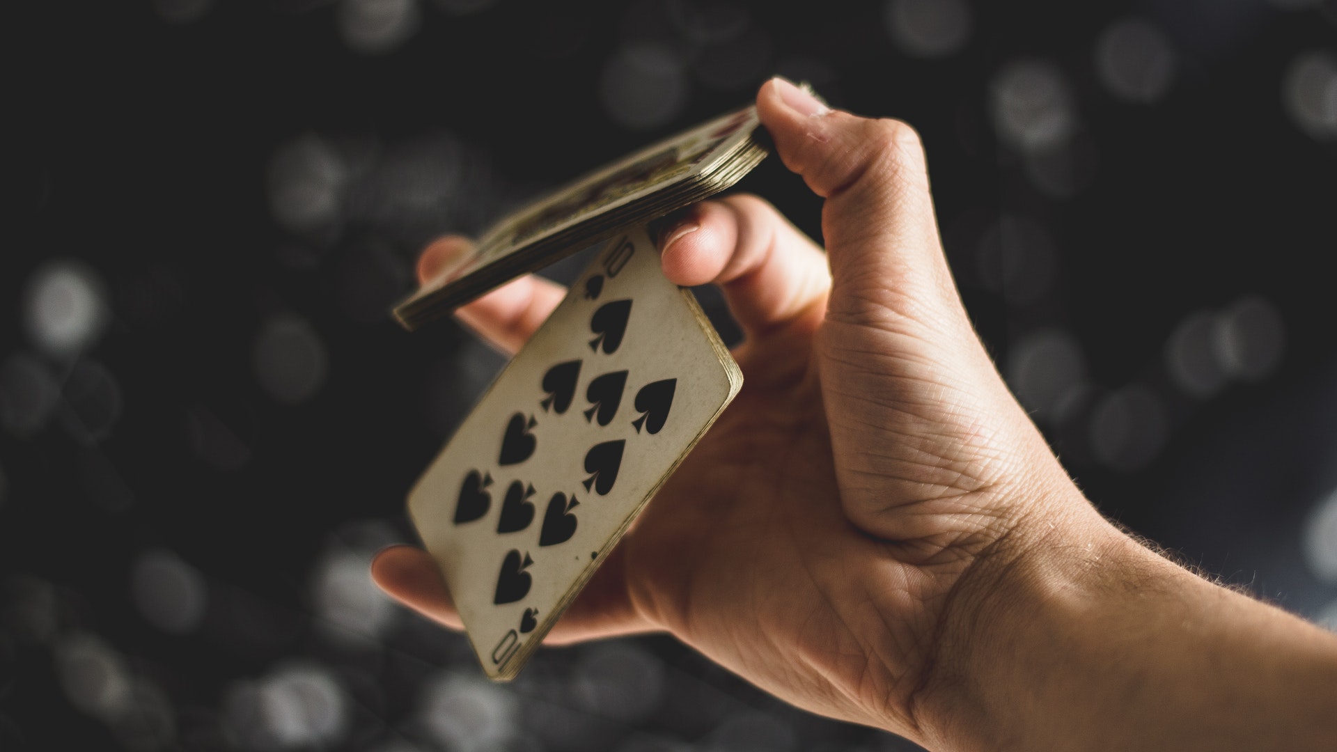 カジノのピットボスの収入は？